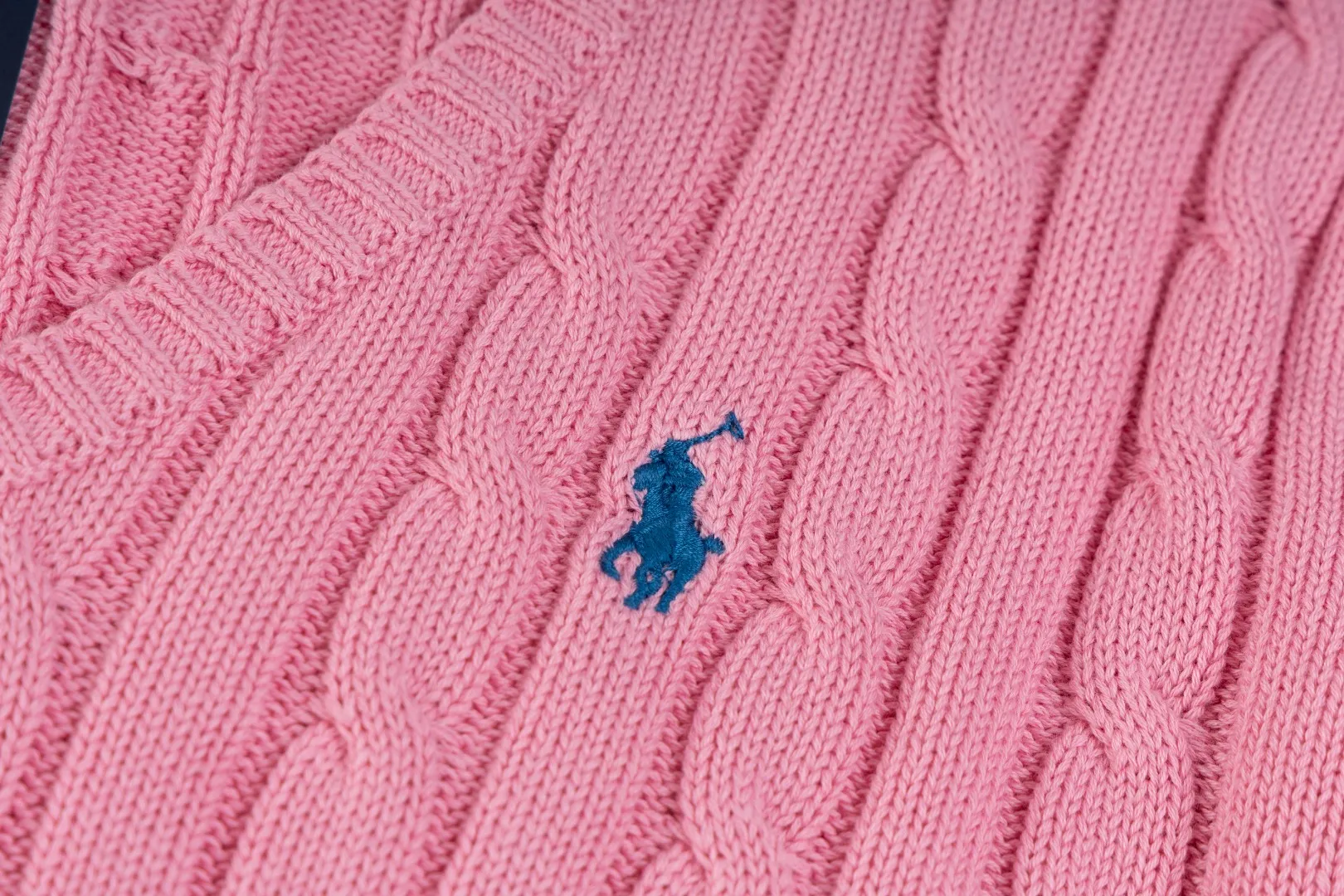 P210 #R90 RALPH LAUREN Thirteen colors of Ralph Lauren classic small label embroidery V-neck pullover cable cardigan sweater women's top, high-density LOGO embroidery on the chest, original customization of tag accessories. Made of pure cotton yarn, pure cotton is skin-friendly and comfortable, small label war horse embroidered twist button V-neck sweater🐎High quality, follow the blogger to learn how to wear it! Let’s buy a Ralph Lauren cable sweater. It’s a super hard-to-find series after it became popular. It’s hard to find one on the official website. It’s simple and practical to wear, with a lazy and loose feel. The thickened fabric has more texture, feels soft and delicate, and has a loose fit. Whether worn alone or layered, you can wear different styles of fashion with just one piece!   Size： Sleeve length: 60/61/62/63